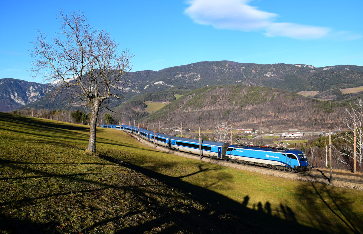 Nur ein Bild, aber viel zu sehen: die 1214 236 ist mit einem ČD Railjet Zug unterwegs nach Graz. Im Tal im Hintergrund ist ein Dosto Garnitur als Wendezug von Payerbach-Reichenau in Richtung Wien. Kann man im Vordergrund sind die Schatten der Fotografen zu sehen.
Eichberg, 29.12.2022.