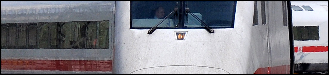 Nur EIN Einser - 

Auch wenn es nicht unbedingt so aussieht, gehören alle auf dem Bild sichtbaren Zugteile zu einem einzigen ICE 1-Triebzug, der sich gerade seinen Weg durch das Vorfeld des Stuttgarter Hauptbahnhofes in Richtung Gleis 10 sucht. 

26.04.2011 (J)