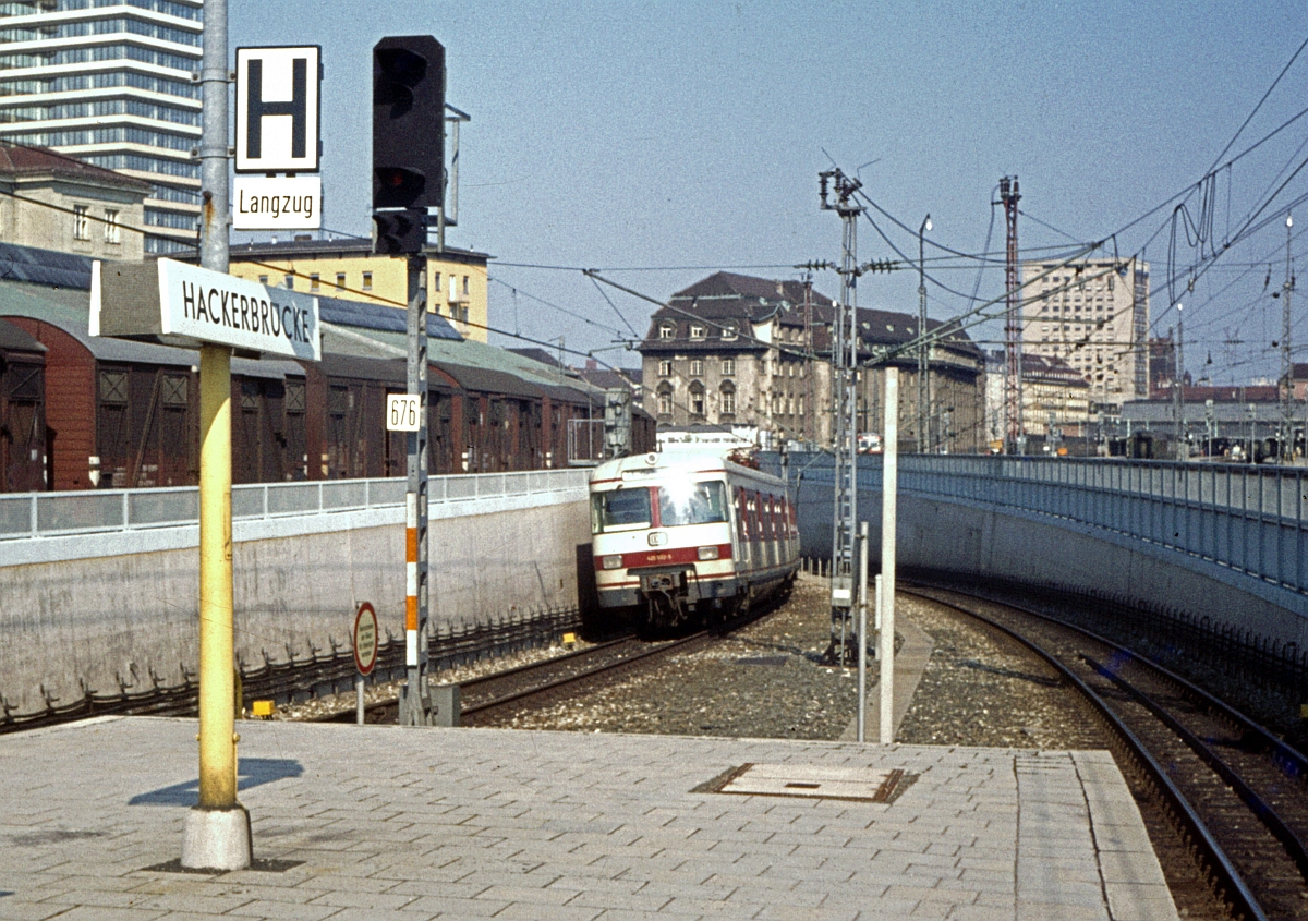 Nur ein einziges Mal, am 27.7.1978, fuhr mir in München der rote Prototyp 420 003 über den Weg, der - soweit ich weiß - eine für die Stuttgarter S-Bahn in Betracht gezogene, aber dann nicht verwendetete rot-weiße Lackierung trug.