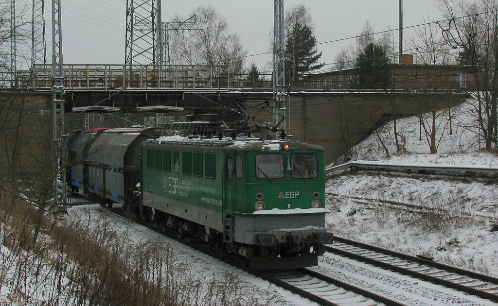Nur ein Foto vom 11.03.13. Rs zeigt eine grüne EGP 142er, deren Nummer ich leider nicht mit drauf habe. Sie zottelt hier ihre beiden Wagen als 93973 von Wittenberge nach Peitz Ost. Es gab also auch Schnee im März 2013 ;-), hier in Blankenfelde-Mahlow.