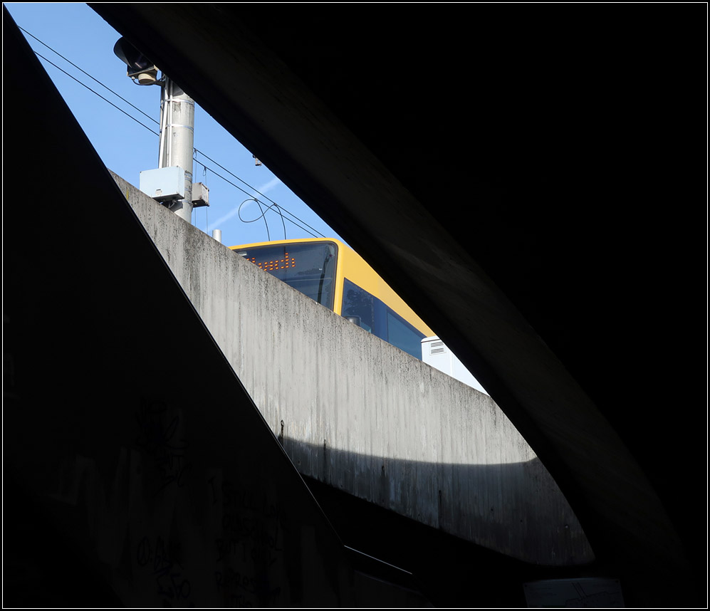 Nur ein kleiner Ausschnitt -

... des Stadtbahnzuges auf der U1 ist im Bereich des Treppenaufganges der Station  Mercedesstraße  in Stuttgart-Bad Cannstatt sichtbar.

24.01.2018 (M) 