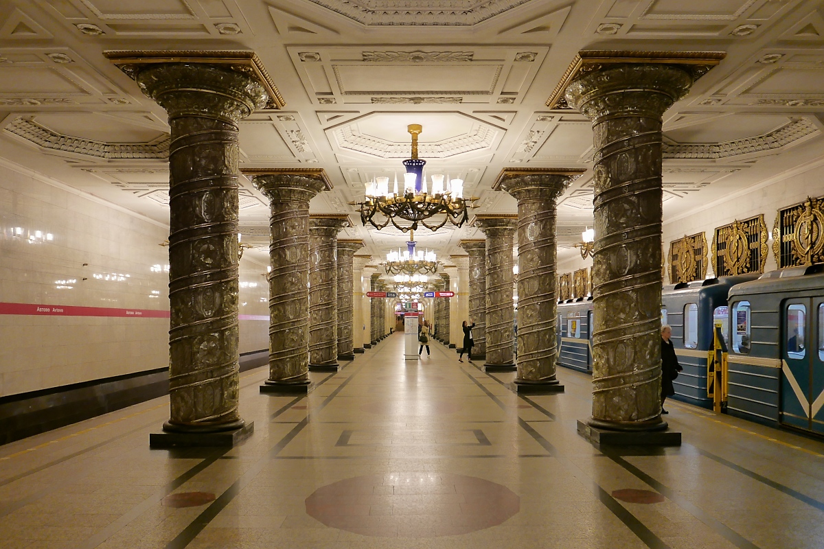 Nur ein paar Meter weiter zeigt die Station  Avtovo  der Linie 1 durch die andere Gestaltung der Säulen ein völlig neues Gesicht. 16.09.2017