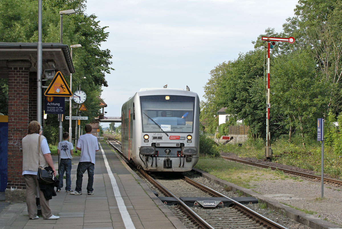 Nur einen Sommer währte der Einsatz der Triebwagen vom Typ Regio-Shuttle der Mitteldeutschen Regiobahn (MRB) bei der NOB. Die Triebwagen wurden bei der Nord-Ostsee-Bahn vorwiegend zur Bedienung der eher schwach frequentierten Bahnhöfe zwischen Itzehoe und Heide eingesetzt. Einer dieser Bahnhöfe ist der Bahnhof von Meldorf, den MRB VT 013 als NOB nach Itzehoe am späten Nachmittag des 29.07.2009 erreicht.   