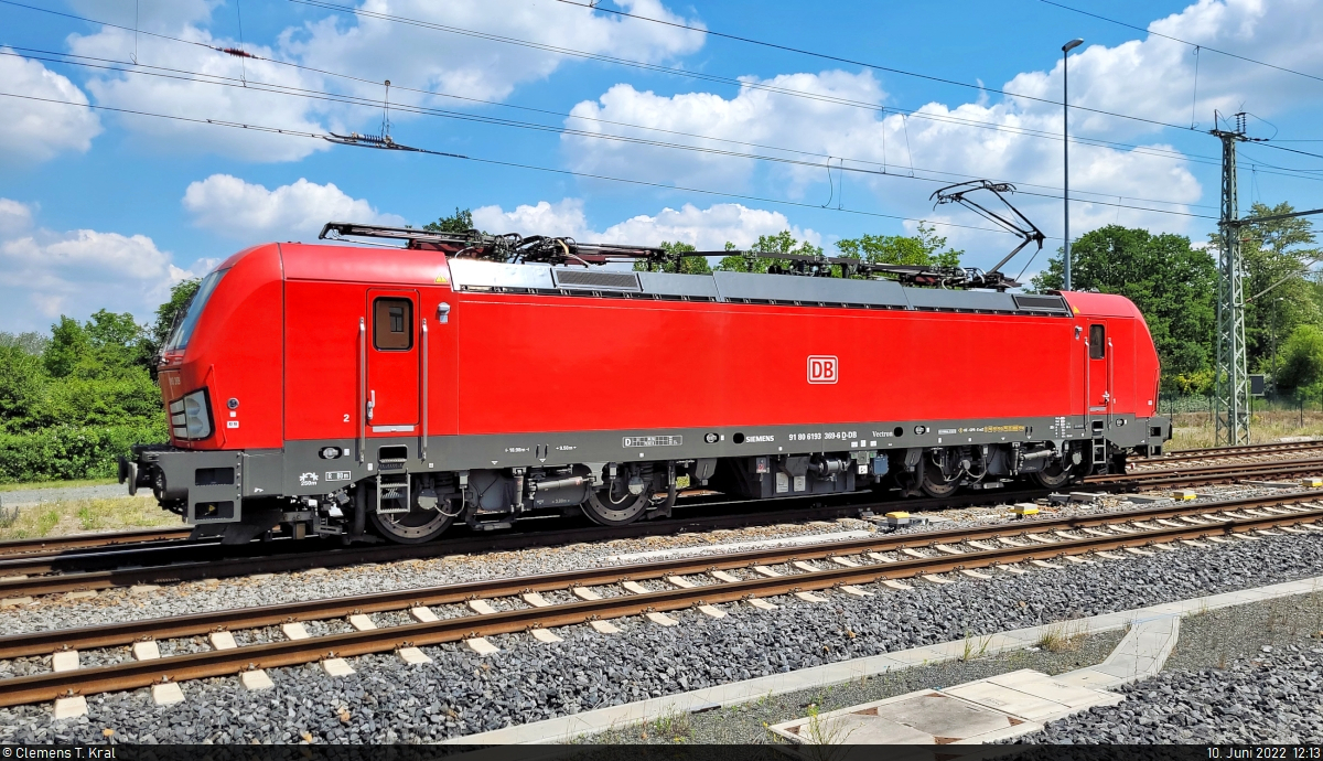 Nur exakt eine halbe Stunde hat es gedauert, bis 193 369-6 (Siemens Vectron) vom Rangierbahnhof Leipzig-Engelsdorf zurückkehrte. Vom Bahnsteig des Hp Leipzig-Thekla wurde sie, Richtung Leipzig-Mockau fahrend, noch einmal aufgenommen.

🧰 DB Cargo
🕓 10.6.2022 | 12:13 Uhr