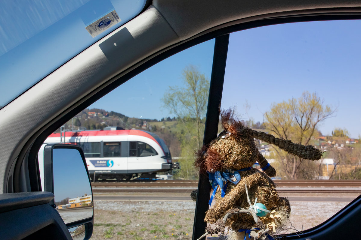 Nur vom Fenster aus beobachtet das Osterhasi den Vorbeifahrenden Zúg der LInie S6
9.04.2020
Schönen Ostermontag 