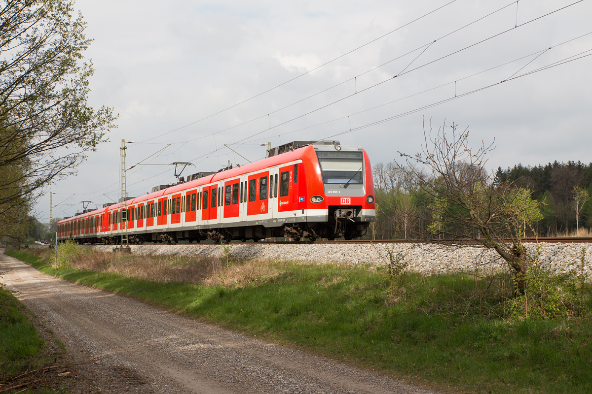 Nur für kurze Zeit ließ sich am Vormittag des 23. April 2017 über Poing die Sonne blicken. Dies geschah, als 423 857-2 als S2 nach Markt Schwaben des Weges fuhr.