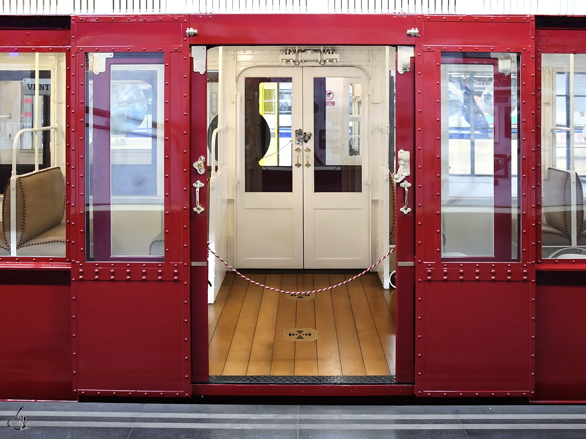 Nur Gucken nicht Anfassen - Blick in den Innenraum des 1927 gebauten Metrowagens M 122  Quevedo . (Madrid-Chamartin, November 2022)