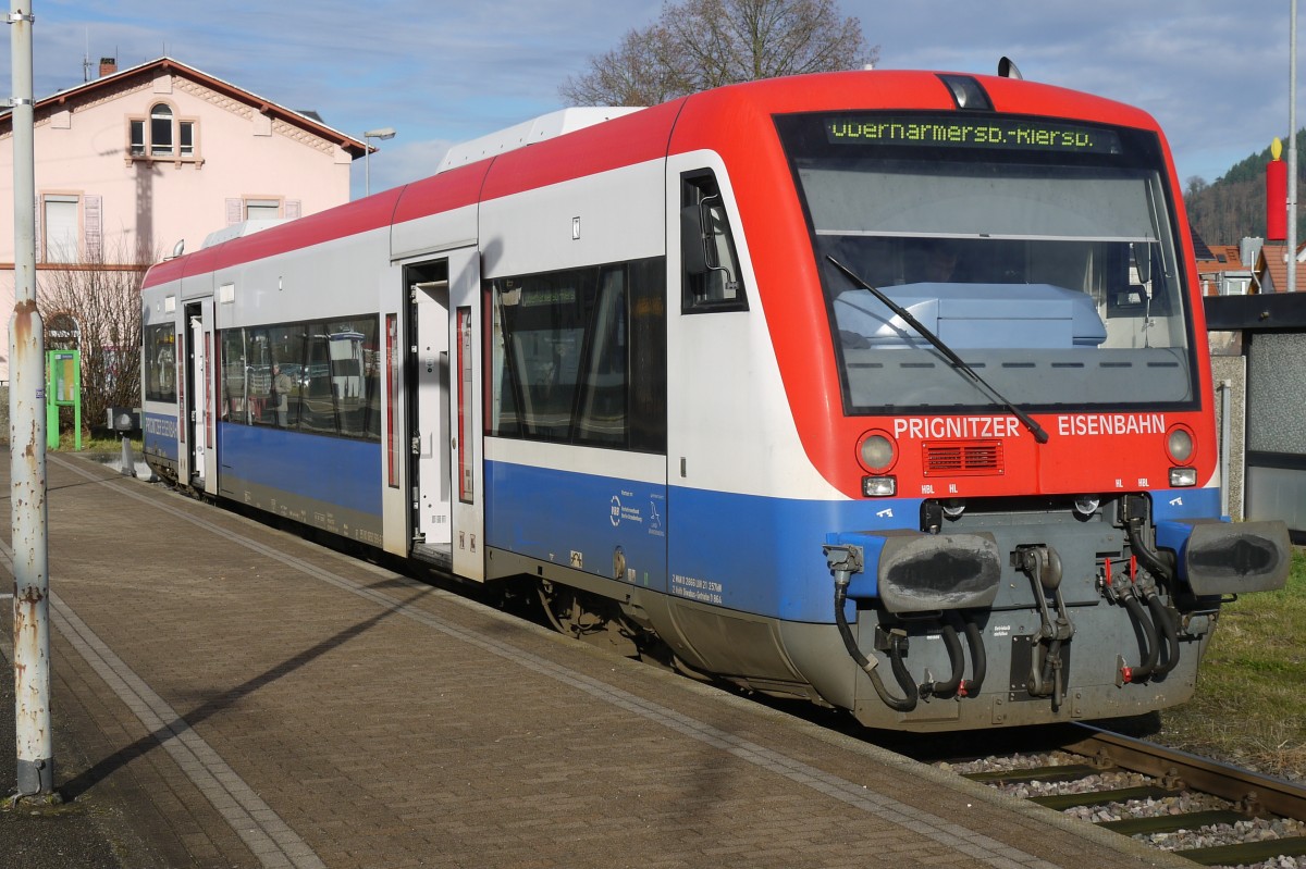 Nur das Halterkürzel ist von PEG in SWEG überschrieben worden; sonst präsentiert sich PEG-VT 650.08 am 15.12.13 im Stumpfgleis des Bahnhofs Biberach (Baden) noch im Original-Design, einschließlich des Hinweises auf die Förderung durch das Land Brandenburg.