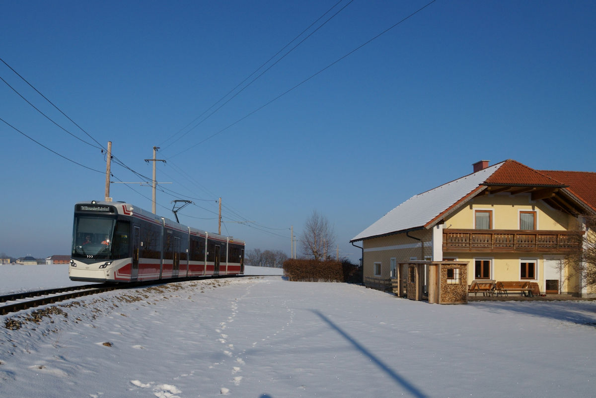 Nur in höheren Lagen lag am 5.2.2019 noch Schnee an der Traunseebahn. Im Schnee nähert sich Tramlink 131 der Stern&Hafferl Verkehrsgesellschaft auf dem Weg von Vorchdorf nach Gmunden dem Bahnhof Eisengattern.