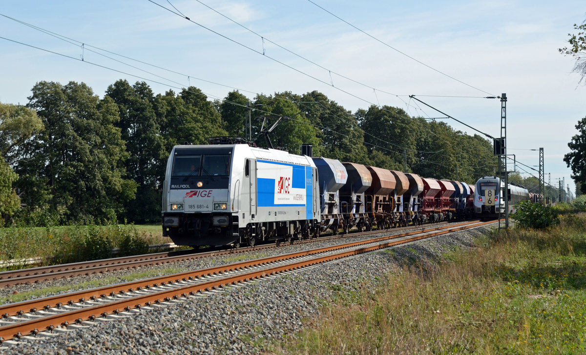 Nur knapp ging die Kreuzung zwischen einer RB nach Dessau und 185 681 zu meinen Gunsten aus. Am 26.09.18 führte 185 681 der IGE einen Schotterzug durch Jütrichau Richtung Magdeburg.