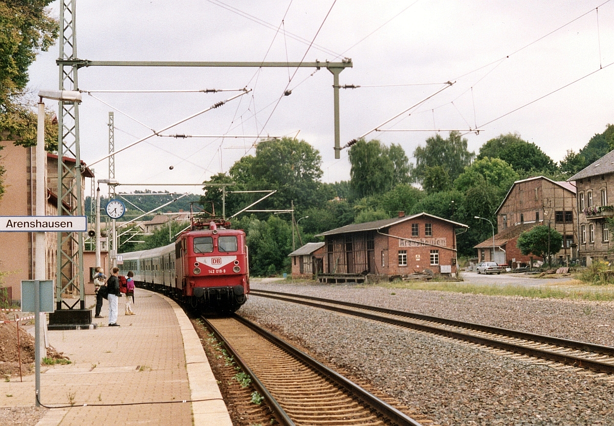 Nur kurz dauerte der Einsatz der  Holzroller  der DR-Baureihe 142 über den neu elektrifizierten Lückenschluß Arenshausen - Eichenberg. Hier fährt 142 018 im August 1994 in Arenshausen ein.   