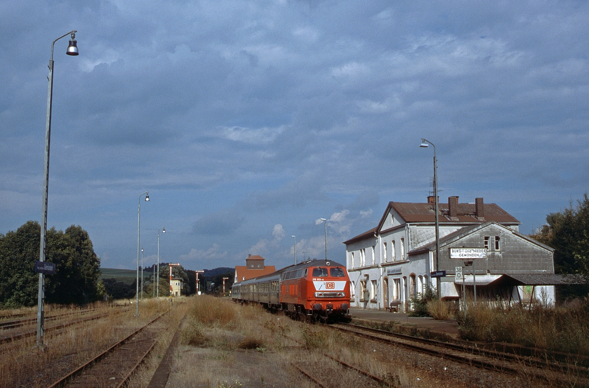 Nur kurz währte das Gastspiel der Baureihe 215 beim BW Gießen. Am 7.9.1999 hat 215 013 auf dem Weg nach Gießen den arg verwahrlosten ehemaligen Abzweigbahnhof Burg- und Nieder Gemünden erreicht.