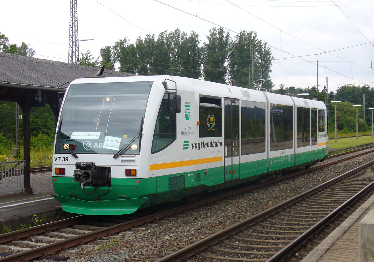 Nur kurz war das Gastspiel der Vogtlandbahn in Oberfranken. Meine Fotos sind von 2007 bis 2010 datiert. Dieses entstand am 13. Juli 2007 im Bahnhof Hochstadt-Marktzeuln. Die RB von Lichtenfels fährt nach Neuenmarkt- Wirsberg.