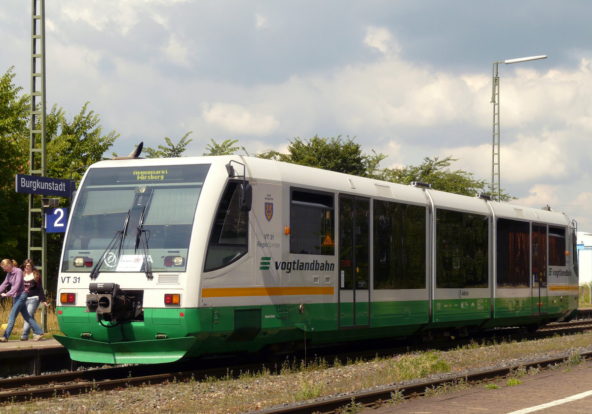 Nur kurz war das Gastspiel der Vogtlandbahn in Oberfranken. Meine Fotos sind von 2007 bis 2010 datiert. Dieses entstand am 14. Juli 2008 am Haltepunkt Burgkunstadt. RB 34217 ist von Lichtenfels nach Neuenmarkt-Wirsberg unterwegs.