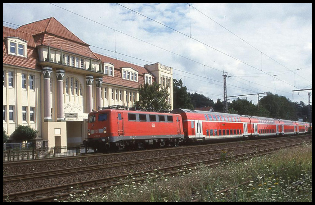 Nur kurze Zeit dauerte der Einsatz der Baureihe 141zig vor Doppelstockzügen auf der Relation Hannover - Rheine. Am 4.8.2002 war damit DB 141387 um 11.40 Uhr vor dem imposanten Gebäude des Automuseum Melle mit dem RE 24006 nach Rheine zu sehen. Das stattliche Gebäude war übrigens im früheren Leben eine Möbelfabrik!  