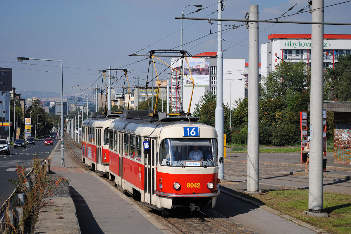 Nur mehr drei Wagen gibt es vom Typ T3M mit originalem T3 Wagenkasten ( 8038, 8042 und 8043 ), am Vormittag des 24.08.2016 hatte das aus den Tw. 8042 + 8038 bestehende Tandem Dienst auf der Linie 16 und konnte in der Podebradska bei der Einfahrt in die Endstelle Lehovec aufgenommen werden.