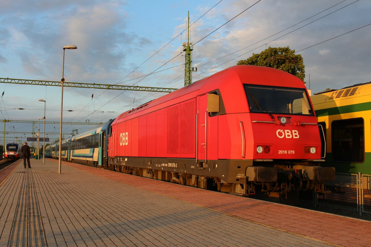 Nur Minuten bevor die Abendsonne hinter den burgenländischen Hügeln verschwindet steht am 30.5.2022 die 2016 079 mit dem IC310  Drava  von Budapest-Keleti nach Ljubljana im ungarischen Grenzbahnhof Szentgotthard und wartet auf die Abfahrt nach Graz Hbf, wo eine 1144 den Zug übernehmen und bis Spielfeld bringen wird.