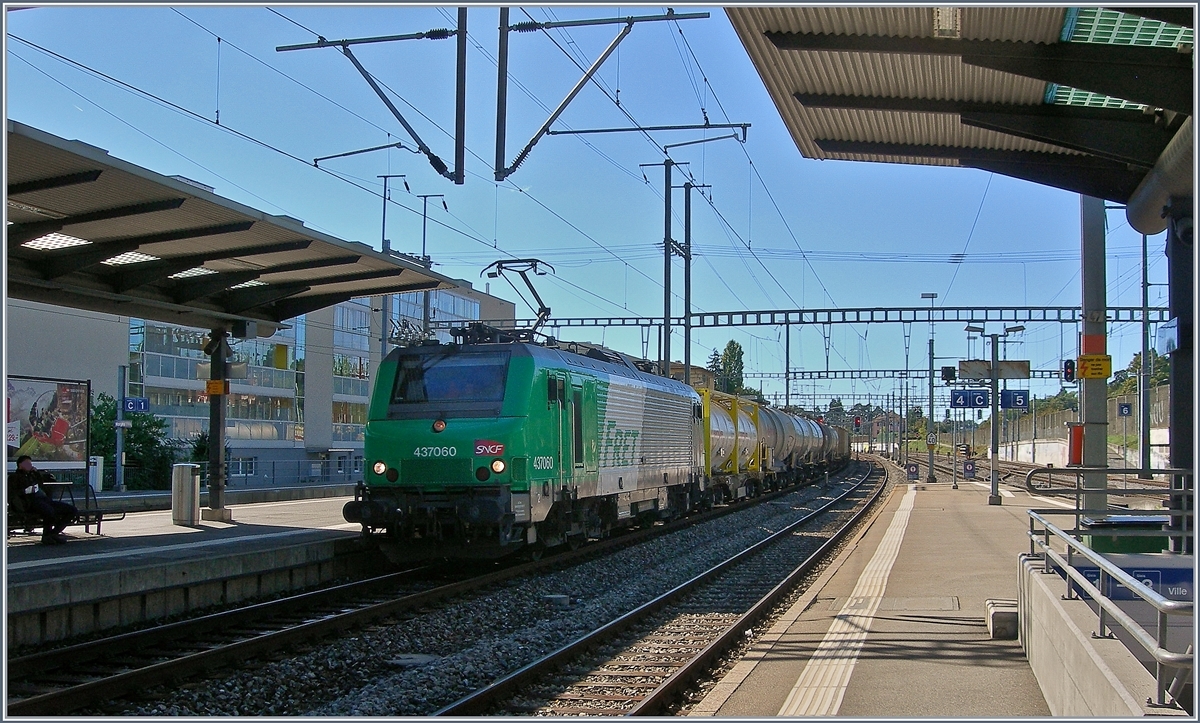 Nur mit der kleinen Knipse in der Hand wurde ich von der SNCF BB 37 060 mit ihrem Güterzug von Lyon nach Lausanne Triage bei seiner Durchfahrt in Morges überrascht; trotz Gegenlicht und dank etwas Bildbearbeitung entstand doch noch ein Bild, welches ich euch nicht vorenthalten wollte. 3. Okt. 2016
