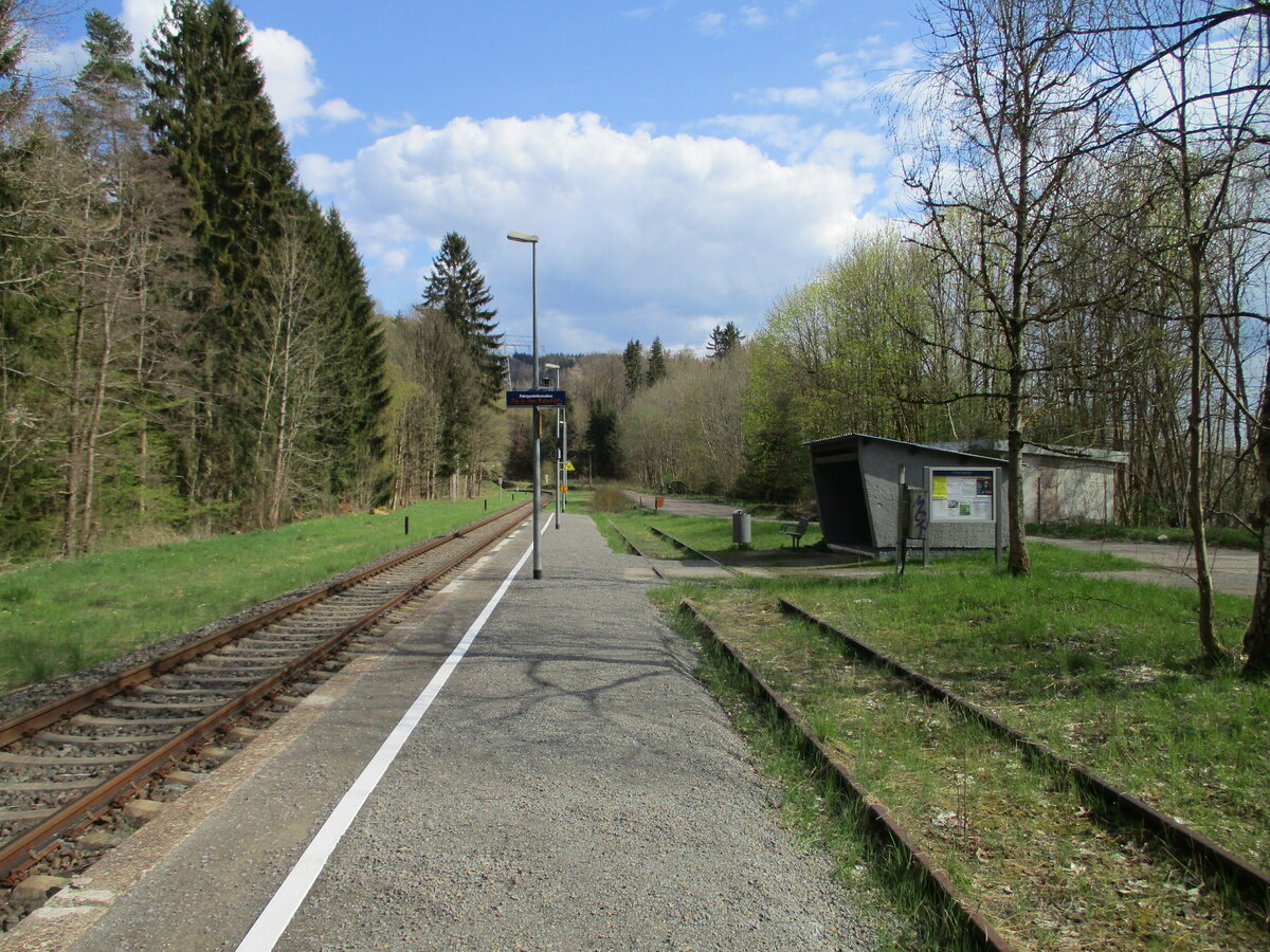 Nur nach Bedarf hält in Benshausen ein Zug in Richtung Wernshausen oder Zella Mehlis.Rechts das ehemalige Ladegleis.Aufnahme vom 27.April 2022. 