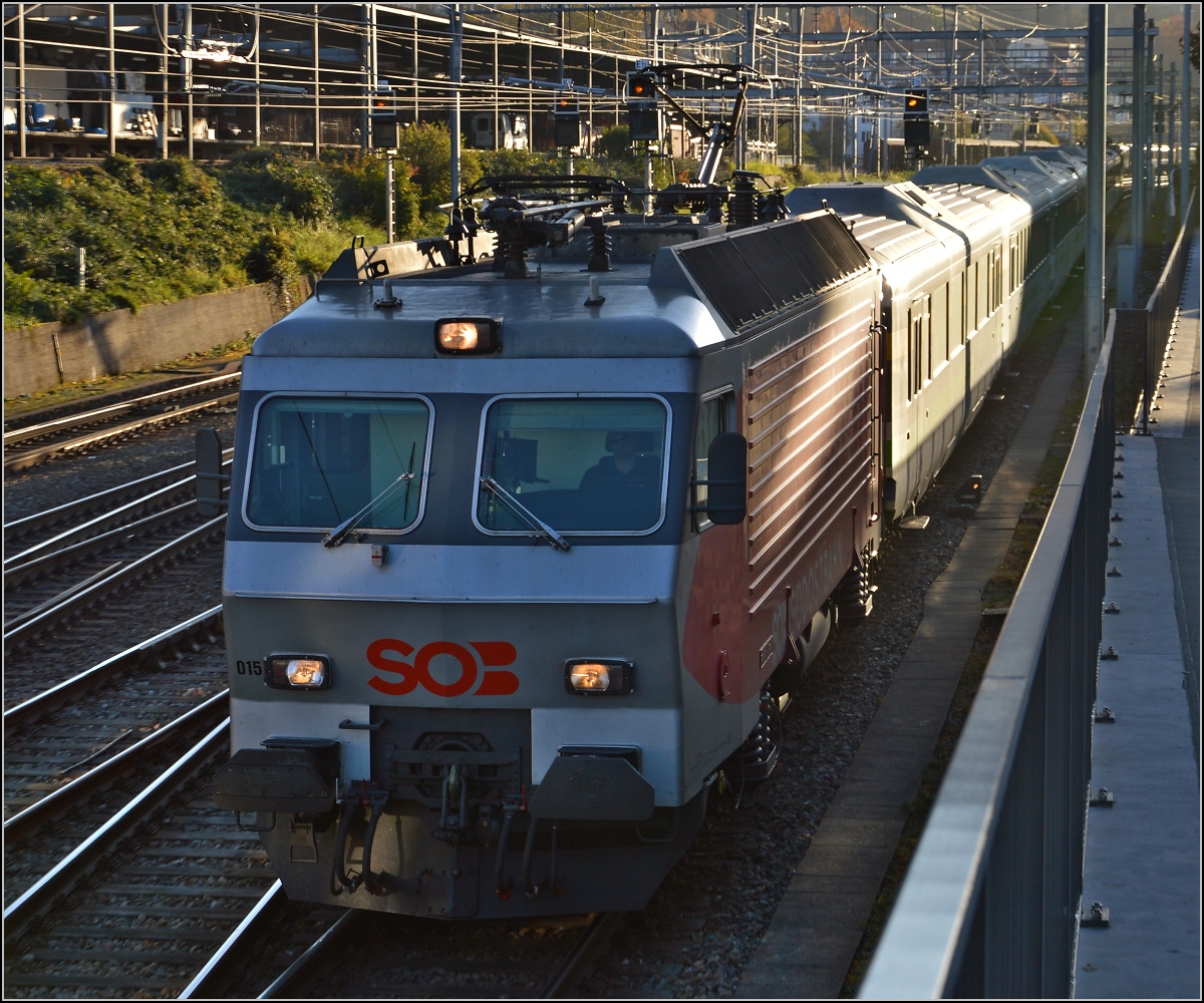 Nur noch 3 von vier Re 4/4 IV sind nach einem Unfall übrig, so wird dieses Gespann von einer deutschlandtauglichen Re 4/4 II von SBB Cargo nachgeschoben. Vorne zieht Re 446 015 den Voralpenexpress nach St. Gallen. 
