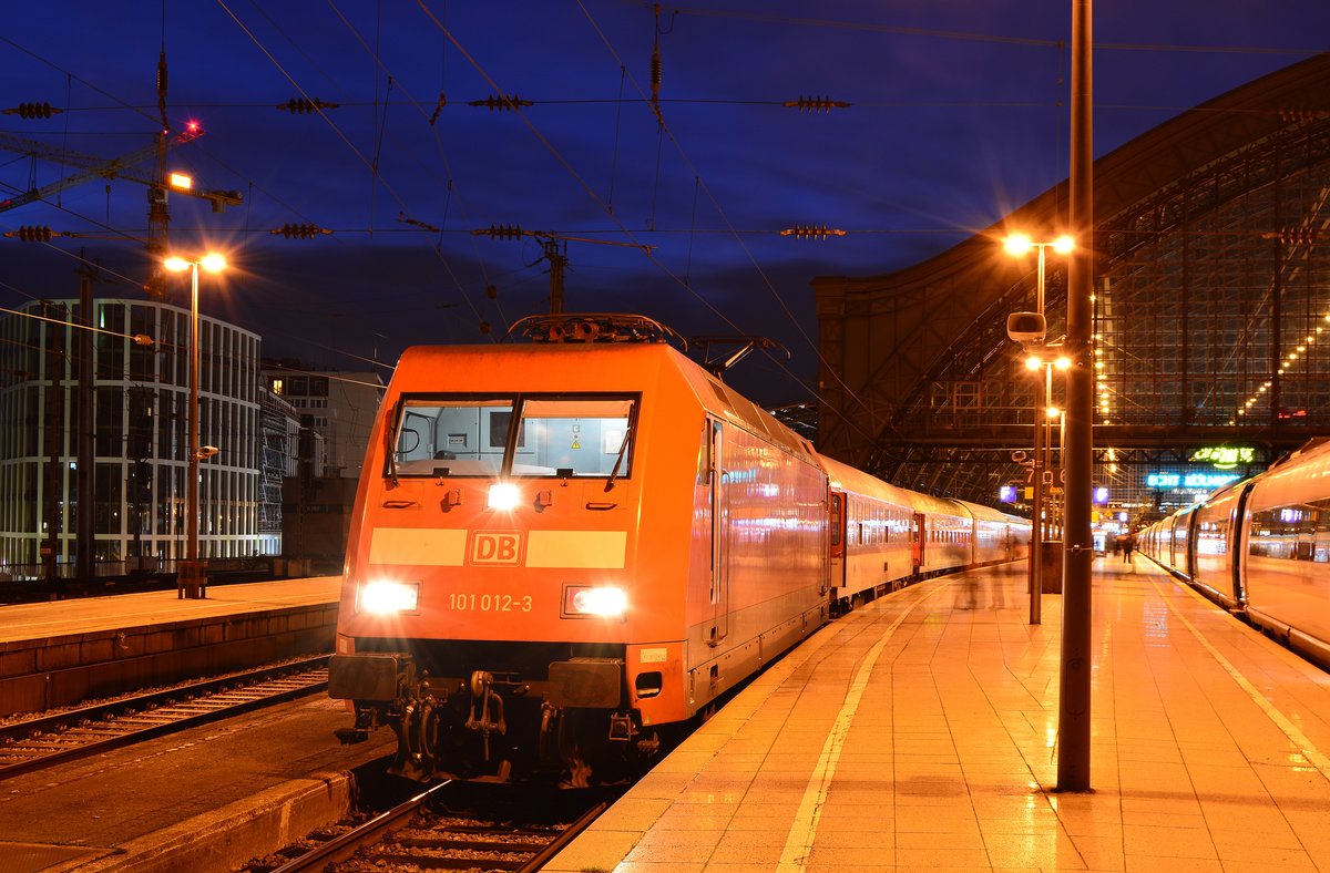 Nur noch 3 Wochen dann ist der CNL nach Warschau/Prag Geschichte. Durch seinen bunten Wagenpark fiel er immer sehr auf. Neben DB Wagen waren auch immer tschechische und polnische Wagen dabei. Hier steht 101 012-3 mit den CNL in Köln und wartet auf Rangierfahrt in den Betriebshof.

Köln 19.11.2016