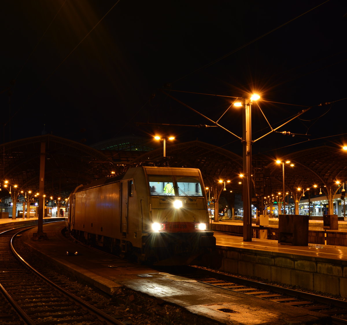 Nur noch 3 Wochen hat er dann ist der CNL 418/419 Geschichte. Hier hatte wieder die Stammlok E186 238 den CNL am Haken und wartet in Köln Hbf auf Fahrt.

Köln 19.11.2016