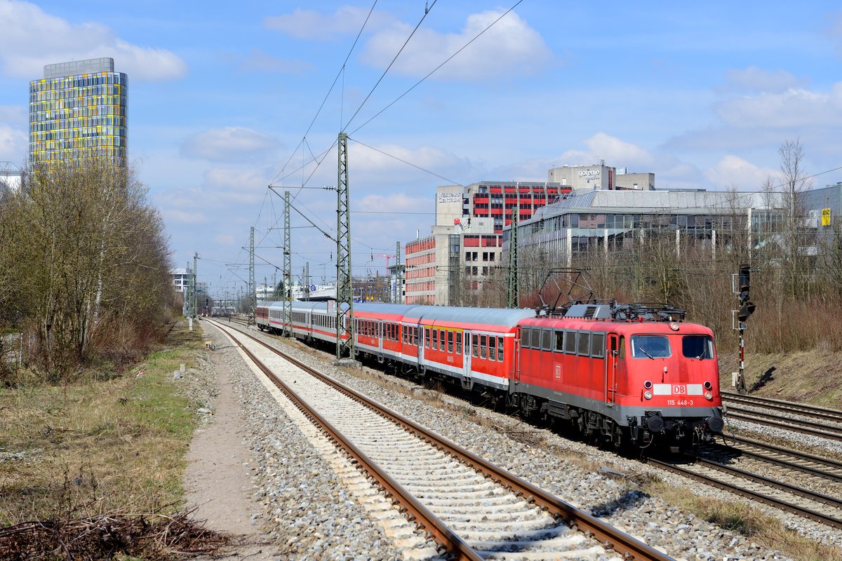 Nur noch an Dienstagen verkehrt der PbZ 2460. Am 07. April 2015 hat 115 448 sechs Wagen am Haken und passiert pünktlich den Heimeranplatz. Um das Kopfmachen zu sparen, unternimmt der Zug eine kleine Stadtrundfahrt. Von Pasing geht es über Laim Rangierbahnhof zum Ostbahnhof. Anschließend über Daglfing zum Nordring, um dann bei Olching auf die KBS 980 Richtung Augsburg zu gelangen.