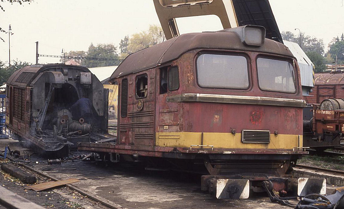 Nur noch die beiden Führerstände sind noch deutlich zu erkennen. Sergej 781431 war einmal! - Depot Sokolov am 8.10.1992.