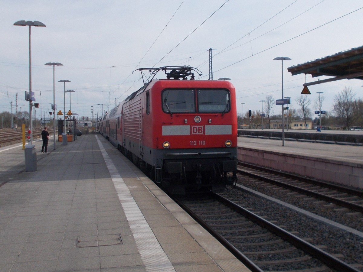 Nur noch die Berliner S-Bahn und RE Züge halten in Oranienburg.So auch 112 110 mit ihren RE 18514 Falkenberg-Stralsund am 11.April 2015.