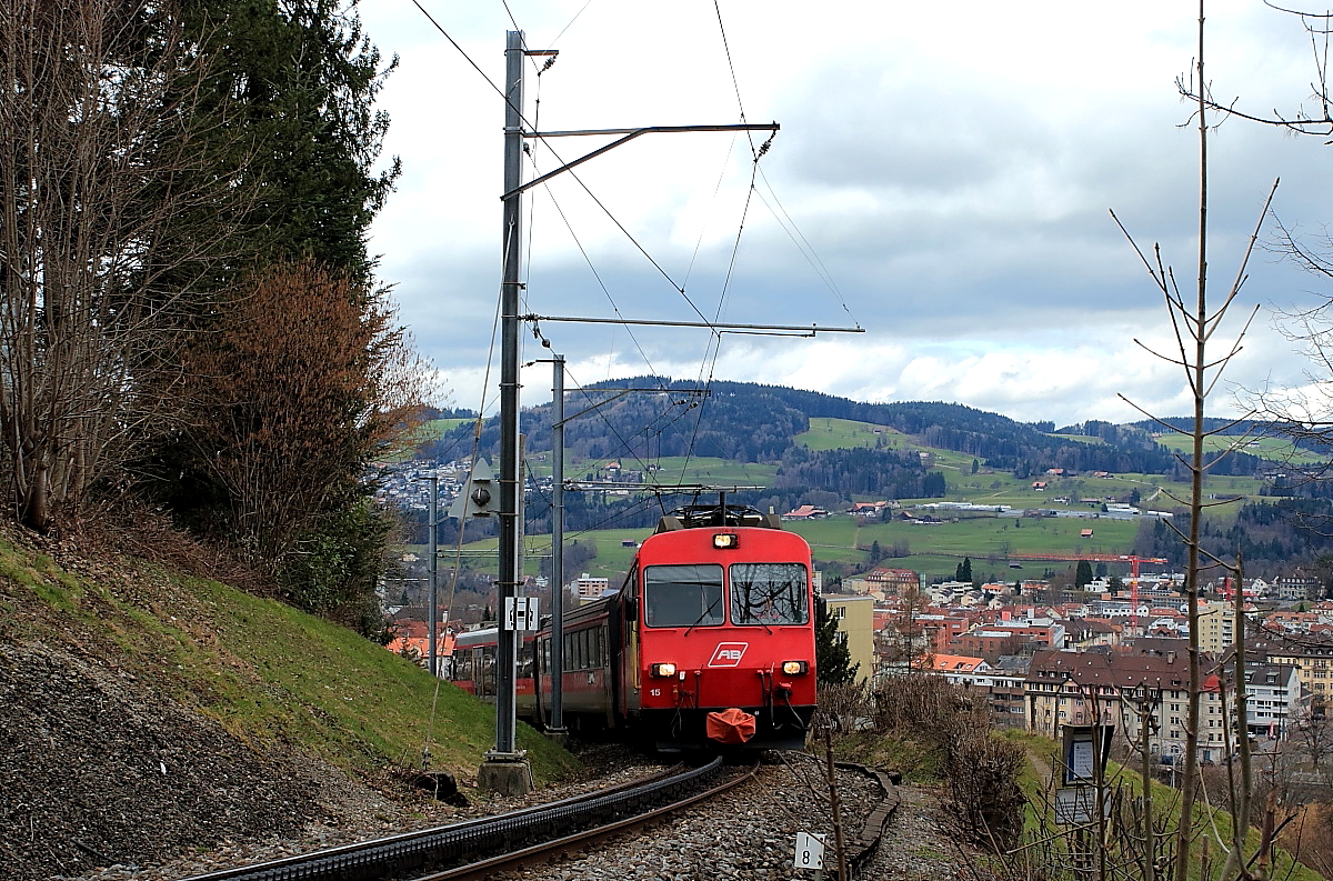 Nur noch bis zum 02.04.2018 verkehren Züge der Appenzeller Bahnen über die letzte Zahnradstrecke des Stammnetzes. Ab dem 07.10.2018 werden moderne Adhäsionstriebwagen durch den Ruckhaldetunnel verkehren. Am 16.03.2018 erreicht BDeh 4/4 15 nach Durchfahren der Ruckhaldeschleife Riethüsli.