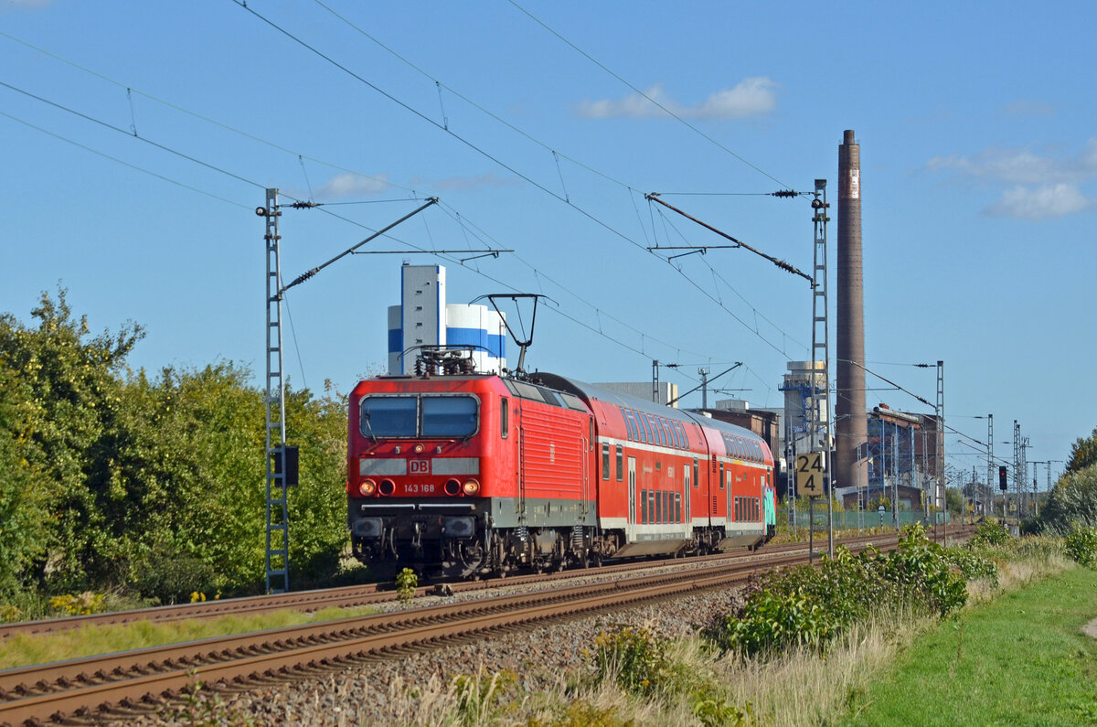 Nur noch bis zum Fahrplanwechsel im Dezember 2022 werden auf der S9 zwischen Halle(S) und Eilenburg kurze Doppelstockzüge mit der BR 143 eingesetzt. Am 06.10.22 hat 143 168 Delitzsch bereits verlassen und ist nun auf dem Weg nach Halle(S).
