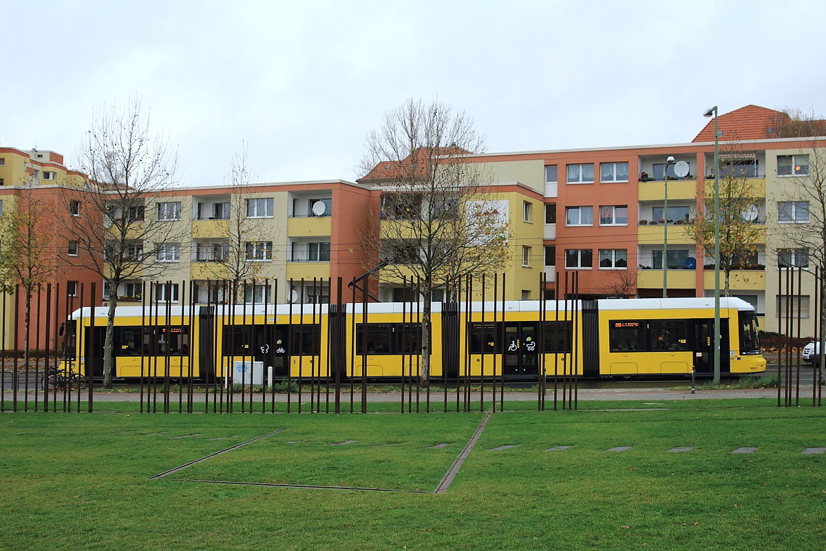 Nur noch ein Grünstreifen und Stahlstreben erinnern an dieser Stelle an die früheren unüberwindlichen Grenzbefestigungsanlagen, die wie hier 28 Jahre Ost- und Westberlin trennten. Am 17.11.2015 ist Tw 4024 als Linie M10 auf der Bernauer Straße unterwegs.