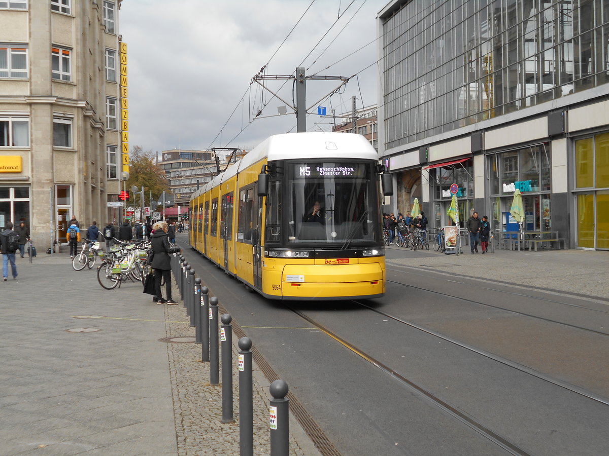 Nur noch ein kleines Stückchen und der Tw 9064 hatte,am 27.Oktober 2018,den Berliner Alexanderplatz erreicht.