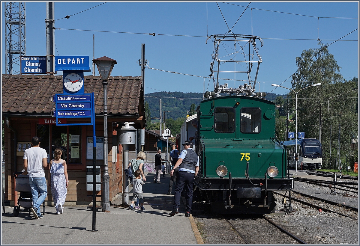 Nur noch einen kurzen Moment und der erste Zug der 52. Saison der Blonay - Chamby Bahn fährt ab! Die +GF+ Ge 4/4 75 wartet in Blonay auf die letzten Reisenden und die Abfahrtszeit um 10.:10.

13. Juni 2020