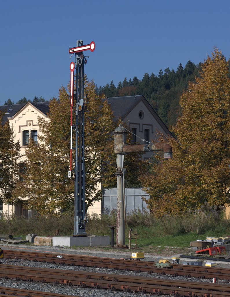 Nur noch Museumswert,dieser Wasserkran und das Formsignal in Grünstädtel 04.10.14 12:50 Uhr