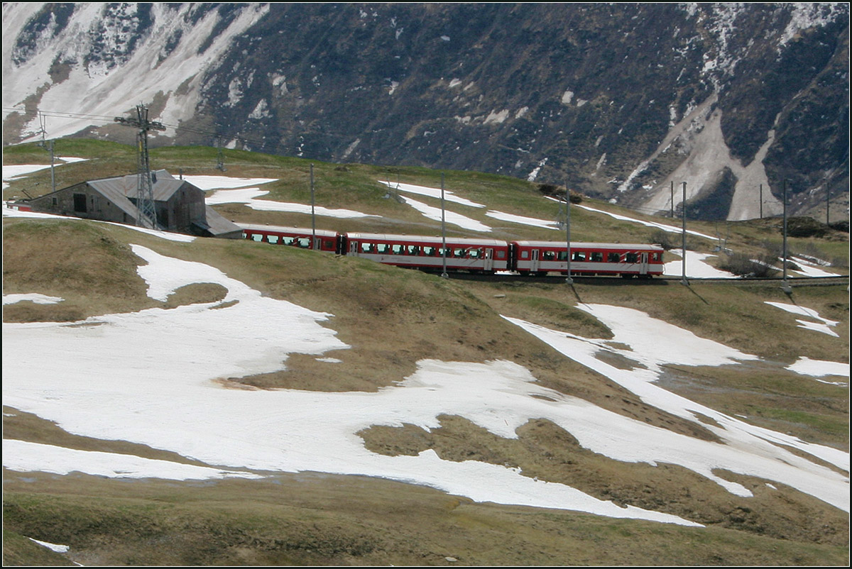 Nur noch Schneeflecken -

Weiter unten etwa unterhalb von Nätschen waren die Wiesenflächen am selben Tag nur noch teilweise von Schnee bedeckt. Ein Regionalzug fährt im Zahnstangenabschnitt die Furka-Oberalp-Bahn hinab in Richtung Andermatt.

11.05.2008 (M)