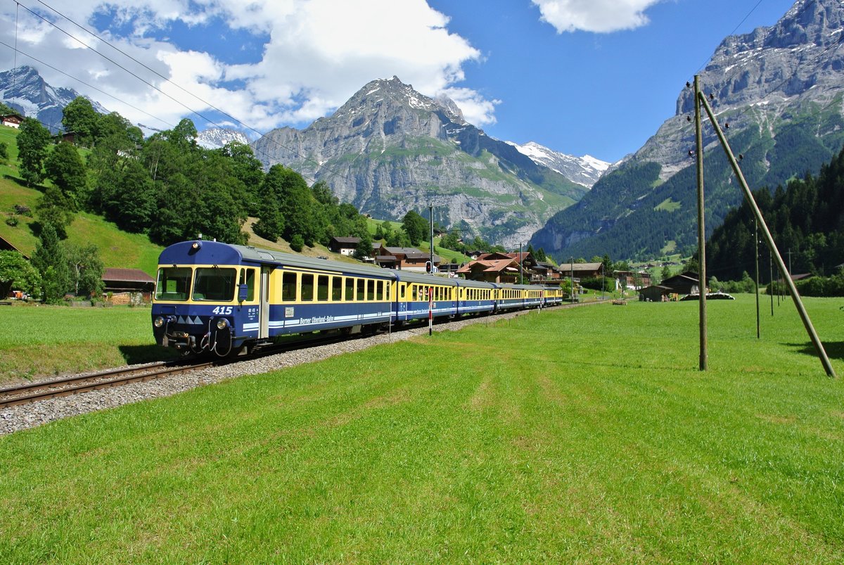 Nur noch selten kann man auf der BOB einen Pendelzug ohne Niederflursteuerwagen fotografieren. Am 18.07.2016 verkehrte der R 260 sogar mit 2 ehem. RBS Steuerwagen: ABt 415 - 2 B - ABt 411 - BD und ABeh 4/4 Nr. 305 kurz nach Schwendi bei Grindelwald.