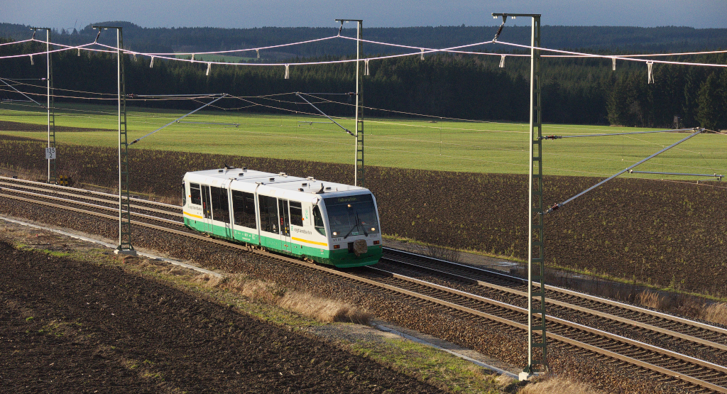 Nur noch selten sieht man die RegioSprinter (Baureihe 654) der Vogtlandbahn. Desiro und RegioShuttle haben die meisten Aufgaben übernommen. VT 37 ist auf der Relation Hof - Falkenstein unterwegs und ist damit wieder auf der ehemaligen Stammstrecke anzutreffen. Vor Fahrplanwechsel liefen die Züge auf der Relation Hof - Zwickau, die jetzt als RE mit 143er und Dostos gefahren wird.
28.12.2013 bei Kornbach kurz vor der Einfahrt Schönberg/Vogtland.
Bahnstrecke 6362 Leipzig - Hof
