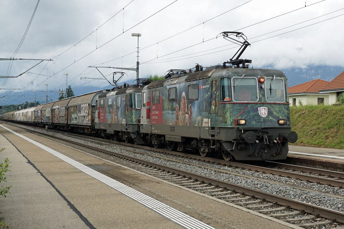 Nur noch vereinzelte BOBOS mit Werbeanstrich unterwegs!
Doppeltraktion mit Re 420 254-5 bei Deitingen am 1. Juli 2021.
Foto: Walter Ruetsch