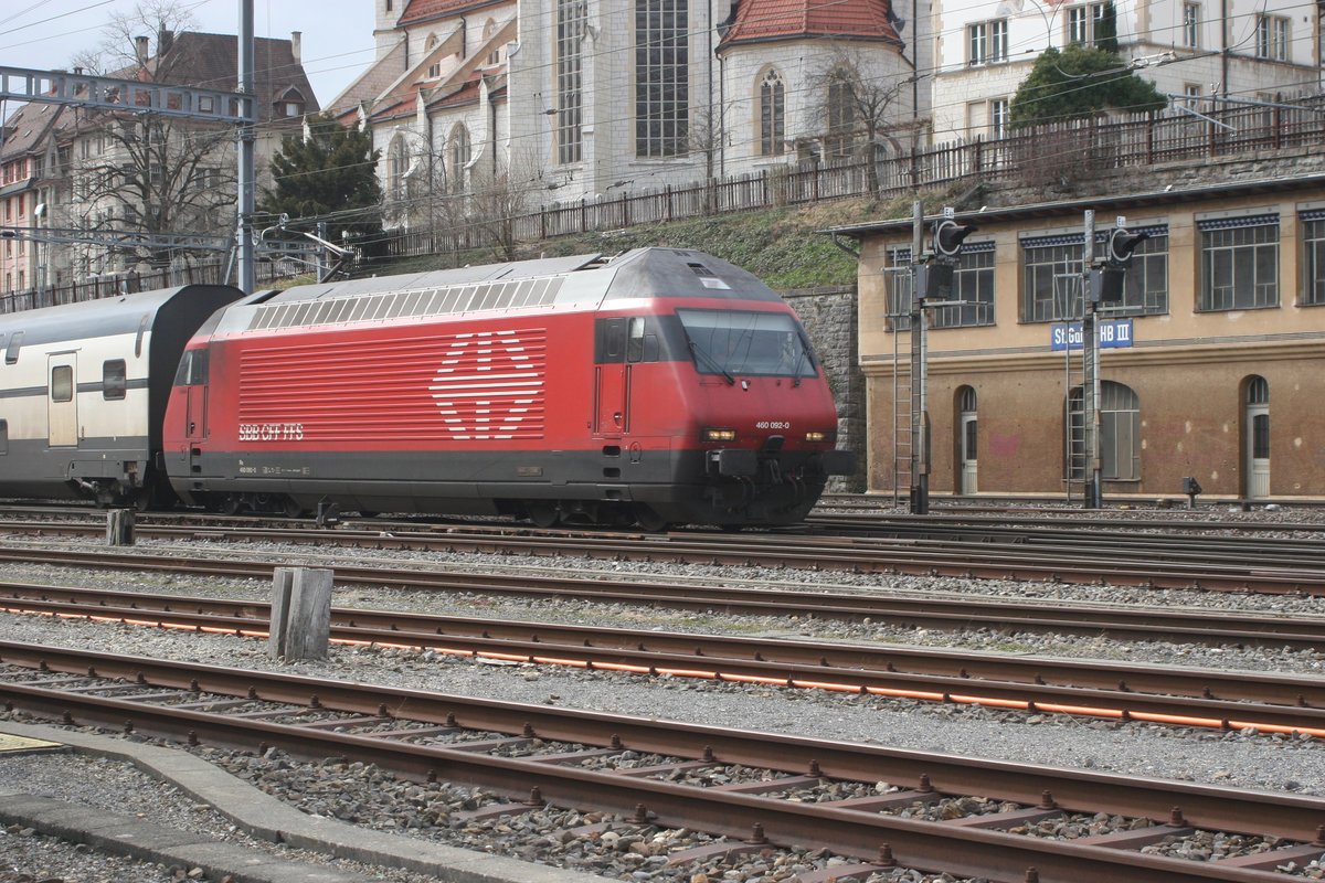 Nur noch wenige 100 Meter, und der IC 1 hat sein Ziel St. Gallen erreicht. Zugmaschine war die Re 460 092  Fridolin .

Standort: Kiesparkplatz an der Verbindungsstrasse im Güterbahnhofareal.

Foto: Luka Streck

St. Gallen GB, 14.03.2020