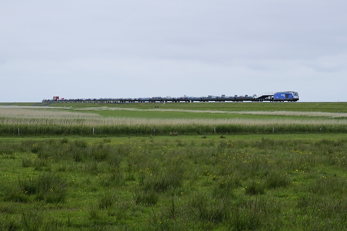 Nur noch wenige Meter und die 247 908 oder 909 erreicht mit ihrem Autozug am 04.06.2022 Sylt