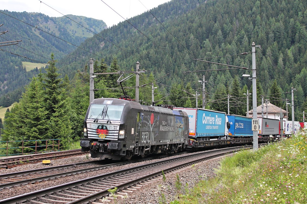 Nur noch wenige Meter bis zum Zielbahnhof hatte am Vormittag des 04.07.2018 die MRCE/ÖBB X4 E-876 (193 876-0)  Tag der Maueröffnung , als sie mit einer RoLa (Wörgl - Brennersee) und der MRCE/ÖBB X4 E-864 (193 864-6) als Schublok am ehemaligen Bahnhof von Brennersee gleich ins RoLa-Terminal einfahren.