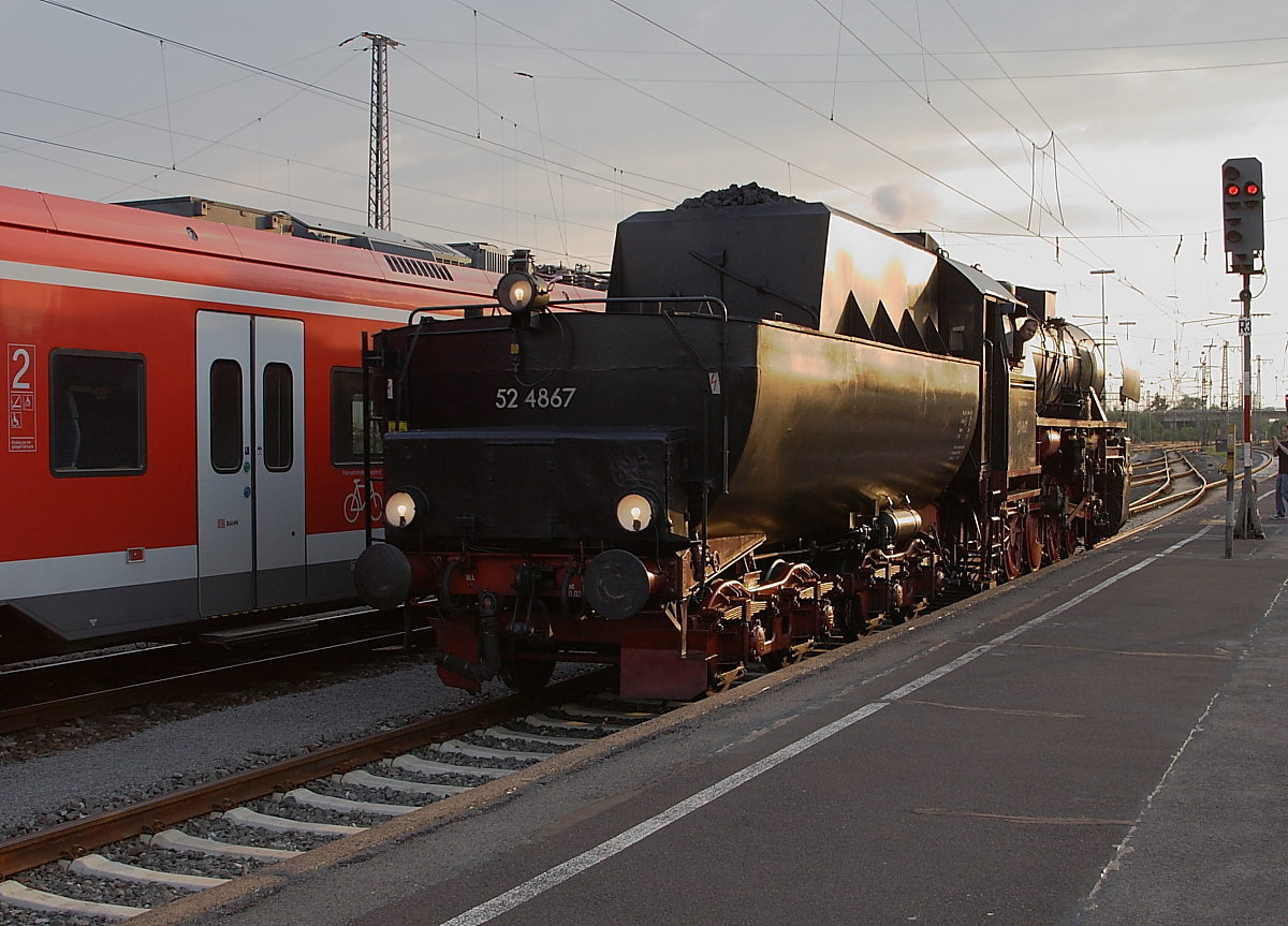 Nur noch wenige Meter, dann ist 52 4867 am 07.09.2013 wieder mit ihrem Sonderzug der Historischen Eisenbahn Frankfurt, welcher heute bei den XIX. Meininger Dampfloktagen zu Besuch war, vereint. Die letzten Strahlen der Abendsonne beleuchten die Szene.
