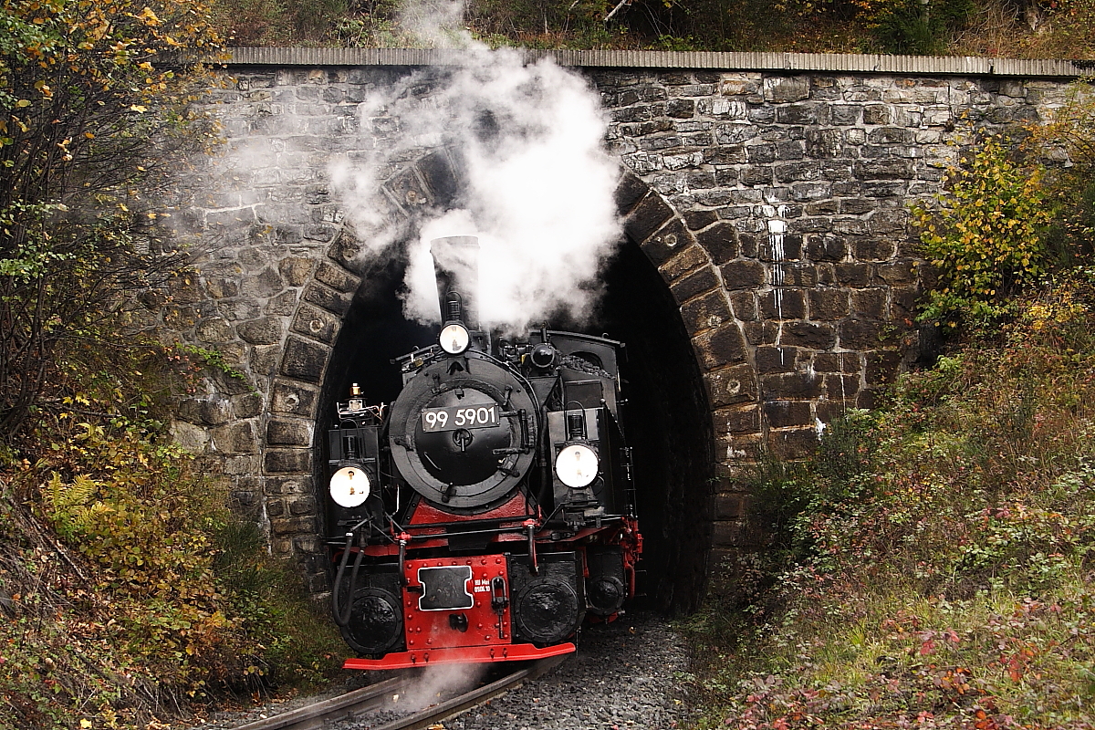 Nur noch wenige Meter, dann hat der Thumkuhlenkopftunnel unsere 99 5901 nebst ihrem IG HSB-Sonderzug  verschluckt ! Der Zug setzt hier am 18.10.2013 fr eine Scheinanfahrt gerade zurck.