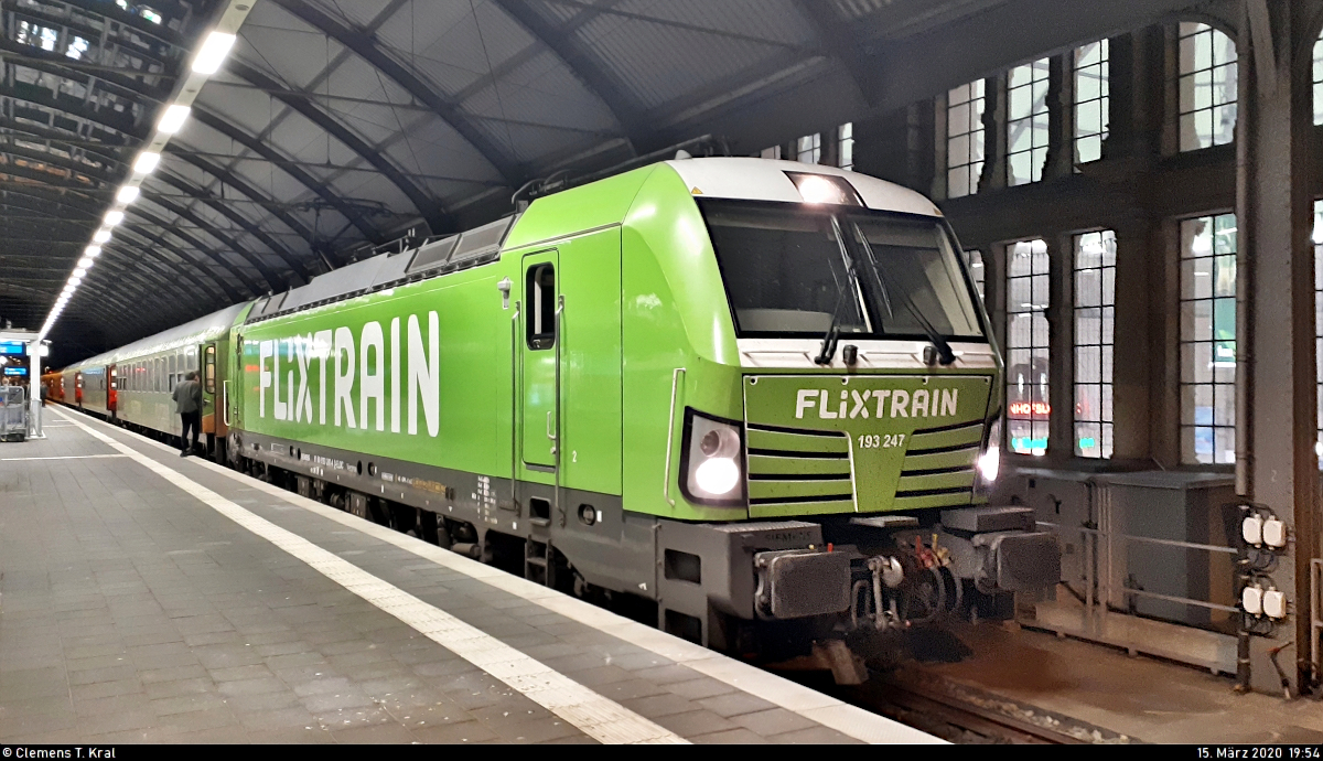 Nur noch wenige Stunden, dann ist 2020 endlich vorüber. Für mich mal Anlass, im Archiv zu stöbern und im Schnelldurchlauf das Jahr Revue passieren zu lassen:


Jahresrückblick 2020 #1

Nur kurz währte die Flixtrain-Ära in Halle(Saale)Hbf. Seit dem Fahrplanwechsel im Dezember 2019 wurde die Linie FLX 10 zwischen Berlin und Stuttgart über Halle (Saale), Erfurt und Fulda geführt.
Dieses Angebot habe ich Mitte März 2020 auf dem Weg nach Stuttgart genutzt. Zurückgefahren bin ich mit einem der letzten grünen Züge am 15. März, wie diese Aufnahme auf Gleis 8 zeigt. Zuglok ist die Siemens Vectron 193 247-4.
Wenige Tage später, am 19. März, stellt Flixtrain seinen Betrieb komplett ein. Der erste Lockdown hält Einzug in unser Leben. Ein paar Monate später trennt sich das Unternehmen von der Betreiber-Firma Leo Express, deren deutsche Tochter mittlerweile insolvent ist. Die Zukunft dieser Linie ist weiterhin offen, sodass hier bis auf Weiteres kein Flixtrain zu beobachten ist. Eigentlich schade, denn mir hat meine erste und zugleich vorerst letzte Fahrt sehr gut gefallen.
Leider reichte es nur für ein höchstens mittelmäßiges Handy-Bild, damals noch mit der Intention, irgendwann ein besseres zu machen.

🧰 European Locomotive Leasing (ELL Austria GmbH) für Flixtrain GmbH
🚝 FLX76306 (FLX 10) Stuttgart Hbf–Berlin Hbf (tief)
🕓 15.3.2020 | 19:54 Uhr

(Smartphone-Aufnahme)