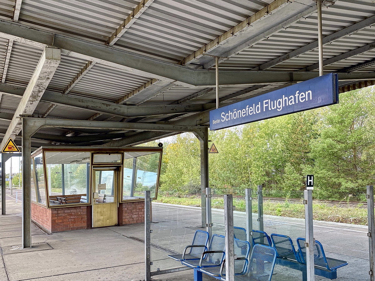 Nur noch wenige Tage dann hat dieser Bahnhof Berlin Flughafen Schönefeld einen neuen Namen, dieses Namen ist BER Terminal 5 Flughafen. Bild vom 07. Oktober 2020.