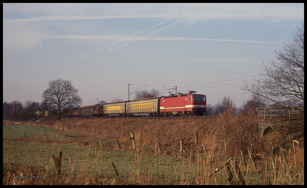 Nur relativ kurze Zeit konnte man die ex Reichsbahn Lokomotiven der Baureihe 143zig im Güterzugdienst auf der Rollbahn beobachten. Am 11.3.1994 kam 143571 um 8.39 Uhr am Ortsrand von Hasbergen mit einem Güterzug aus dem Ruhrgebiet daher.