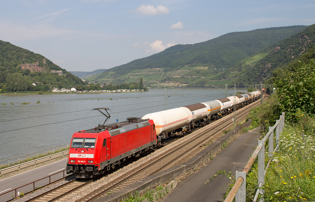 Nur scheinbar für DB Schenker Rail unterwegs ist die verkehrsrote 185 406-6.  In Wirklichkeit  ist sie nämlich an die Internationale Gesellschaft für Eisenbahnverkehr GmbH & Co. KG vermietet und konnte unter deren  Regie  am 08. August 2014 auf der rechten Rheinstrecke bei Assmannshausen aufgenommen werden.