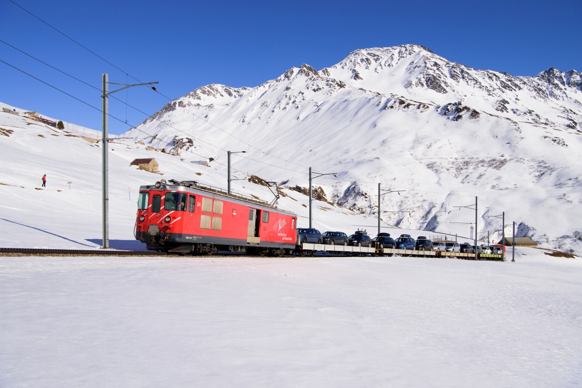 Nur schon für dieses Bild hat sich das frühe Aufstehen, die lange Anreise und die Wartezeit gelohnt: Deh 4/4 I 24 der MGB mit einem vollen Autozug auf dem Weg zum Oberalppass.

Nätschen, 22.02.2020.