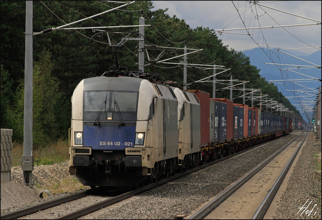 Nur selten bekommt man den WLC TEC 43622 (Sd-Pta) bei Tageslicht vor die Linse. Dank einer Versptung von 700min ergab sich am 01.09.13 diese Mglichkeit.
ES64U2-021 und ES64U2-020 mit dem 43622 in der Hst. St.Egyden Richtung Wr.Neustadt.